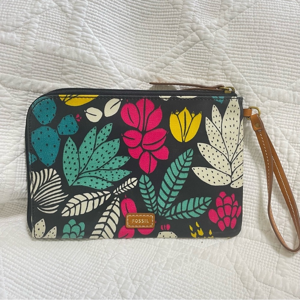 Fossil Eliza LG Wristlet in Dark Floral - Picture 2 of 7